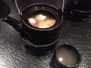 採用清香甘醇的柴魚昆布高湯做湯底，搭配當季海鮮與新鮮蔬菜熬煮入味，鮮甜、回甘!     